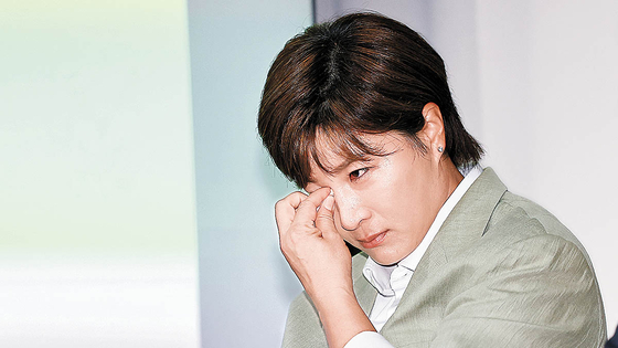 박세리 박세리희망재단 이사장이 지난해 6월18일 서울 강남구 스페이스쉐어 삼성코엑스센터에서 부친의 사문서위조 혐의와 관련 기자회견 도중 눈물을 흘리고 있다. 뉴시스