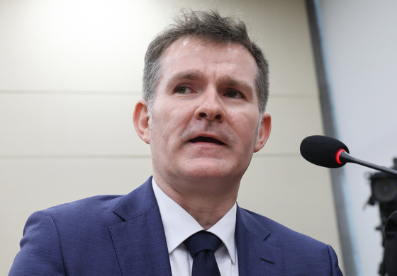 17일 국회 쿠팡 청문회에 출석한 브랫 매티스 쿠팡 CISO가 의원 질의에 답변하고 있다. 연합뉴스 