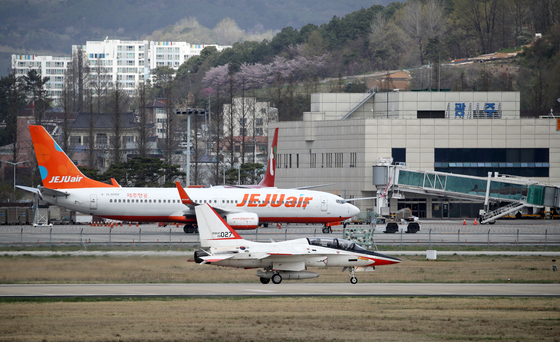 광주공항에 착륙한 제1전투비행단의 훈련기가 민항 여객선이 있는 여객터미널 앞 활주로를 지나고 있다. 연합뉴스