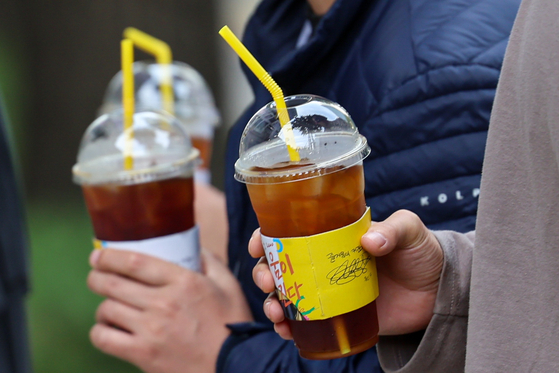 서울 시내 한 거리에서 시민이 일회용컵을 사용하는 모습. 뉴스1