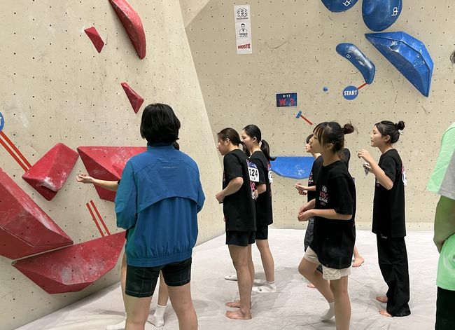 대한산악연맹이 주최하고 전국 17개 시·도 연맹이 주관, 문화체육관광부와 국민체육진흥공단이 후원했으며, 코오롱스포츠·닥터모건·부스티가 협찬한 '2025 유·청소년 주말리그 결승전'(KYBC 챔피언십 리그)이 지난 13일 서울 피커스 클라이밍 구로점에서 성황리에 개최됐다. / 대한산악연맹