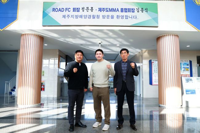 로드FC정문홍 회장이 윤태영의 웰터급 챔피언 등극을 축하하기 위해 제주도를 찾았다.대한민국 종합격투기의 새로운 역사를 쓴 순간을 기념하는 뜻깊은 방문이었다. / 로드FC