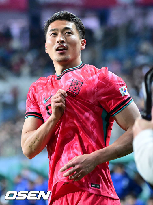 [OSEN=대전, 최규한 기자] 1년 8개월 만에 대표팀으로 돌아온 조규성이 골맛을 봤다. 손흥민도 프리킥 득점으로 한국을 승리로 이끌었다.홍명보 감독이 이끄는 한국축구대표팀(FIFA 랭킹 22위)은 14일대전월드컵경기장에서 볼리비아(76위)와 11월 A매치 1차전을 치러 2-0으로 승리했다.후반 한국 조규성이 팀 두번째 골을 작렬시킨 뒤 기뻐하고 있다. 2025.11.14 / dreamer@osen.co.kr