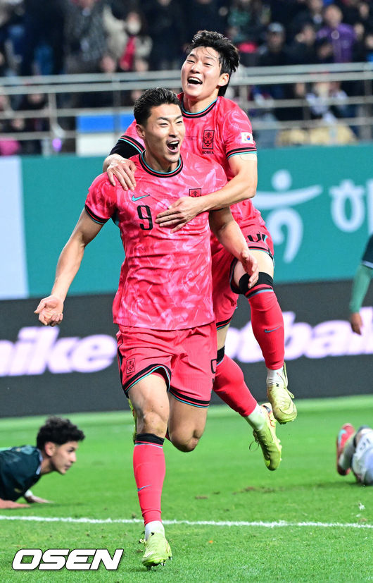 [OSEN=대전, 최규한 기자] 1년 8개월 만에 대표팀으로 돌아온 조규성이 골맛을 봤다. 손흥민도 프리킥 득점으로 한국을 승리로 이끌었다.홍명보 감독이 이끄는 한국축구대표팀(FIFA 랭킹 22위)은 14일대전월드컵경기장에서 볼리비아(76위)와 11월 A매치 1차전을 치러 2-0으로 승리했다.후반 막판 한국 조규성이 팀 두번째 골을 작렬시킨 뒤 배준호와 환호하고 있다. 2025.11.14 / dreamer@osen.co.kr