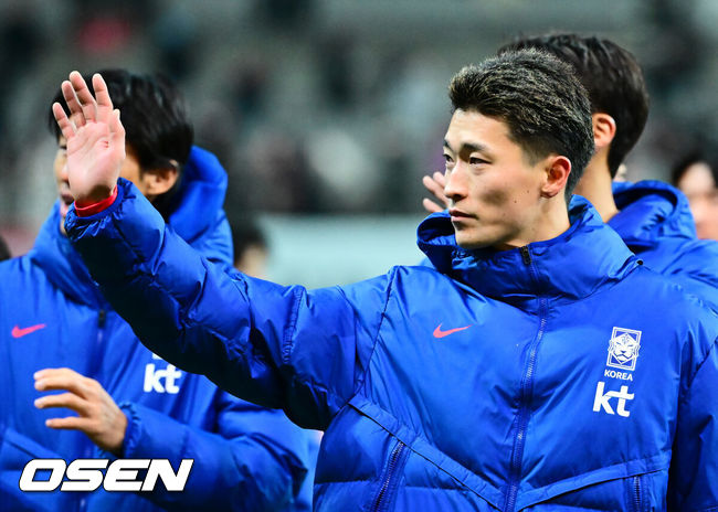 [OSEN=서울월드컵경기장, 지형준 기자] 홍명보 감독이 이끄는 한국 축구대표팀이 18일 오후 8시 서울월드컵경기장에서 열린11월 A매치 두 번째 친선경기에서'아프리카 강호' 가나를 상대로 1-0 승리했다.내달 2026 국제축구연맹(FIFA) 북중미 월드컵 조 추첨을 앞두고 열리는 마지막 평가전이었다.한국은 가나까지 잡아내면서 사상 최초로월드컵 포트 2를 확정하게 됐다. 이로써 대표팀은 홍명보 감독이 부임한 뒤 처음으로 A매치 2연전에서 나란히 승리를 거두게 됐다.경기를 마치고 대한민국 조규성이 팬들에게 인사를 하고 있다. 2025.11.18 /jpnews@osen.co.kr