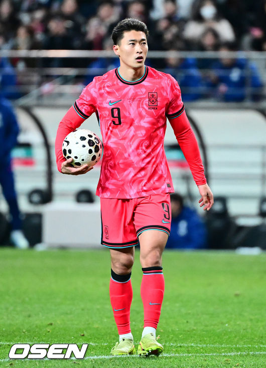 [OSEN=서울월드컵경기장, 지형준 기자] 홍명보 감독이 이끄는 한국 축구대표팀이 18일 오후 8시 서울월드컵경기장에서 열린11월 A매치 두 번째 친선경기에서'아프리카 강호' 가나를 상대로 1-0 승리했다.내달 2026 국제축구연맹(FIFA) 북중미 월드컵 조 추첨을 앞두고 열리는 마지막 평가전이었다.한국은 가나까지 잡아내면서 사상 최초로월드컵 포트 2를 확정하게 됐다. 이로써 대표팀은 홍명보 감독이 부임한 뒤 처음으로 A매치 2연전에서 나란히 승리를 거두게 됐다.후반 대한민국 조규성이 황희찬이 페널티킥을 따내자 볼을 건네고 있다. 2025.11.18 /jpnews@osen.co.kr