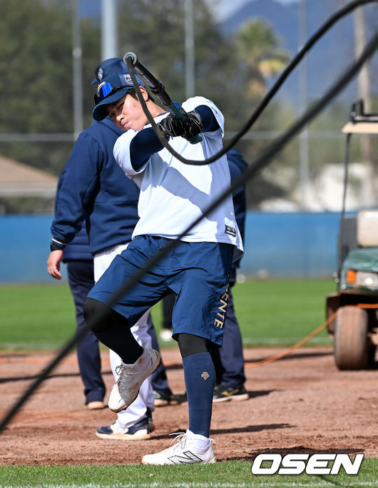 [OSEN=투손(미국 애리조나주), 이대선 기자] 10일(한국시간) 미국 애리조나주 투손에 위치한 리드 파크 에넥스필드에서 NC 다이노스의 스프링캠프가 진행됐다.NC 송승환이 타격 훈련을 하고 있다. 2024.02.10 /sunday@osen.co.kr