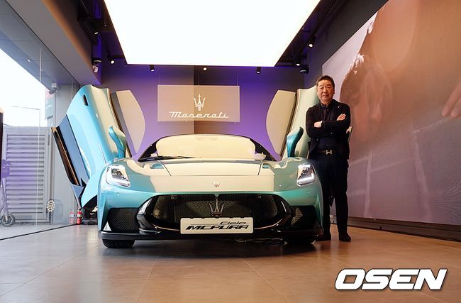 다카유키기무라총괄이 마세라티슈퍼스포츠카MCPURA 첼로(Cielo) 옆에서 포즈를 취했다. 