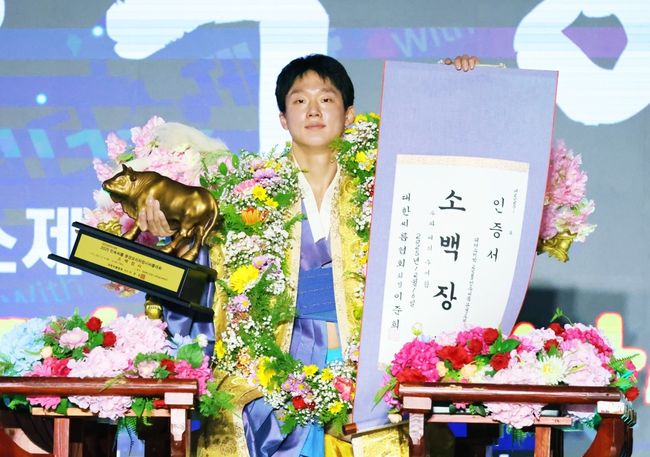 박상준(26·정읍시청)이 ‘위더스제약 2025 민속씨름 문경오미자장사씨름대회’에서 생애 처음으로 소백장사 타이틀을 거머쥐었다. / 대한씨름협회