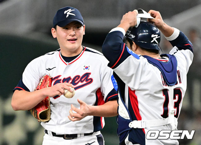 [OSEN=도쿄(일본), 조은정 기자] 16일 오후 일본 도쿄돔에서  ‘2025 NAVER K-BASEBALL SERIES’ 대한민국과 일본의 2차전 경기가 열렸다.한국은 정우주, 일본은 카네마루 유메토를 선발투수로 내세웠다.5회초 1사 1,2루에서 마운드를 방문한 대한민국 포수 최재훈이 조병현과 이야기를 나누고 있다. 2025.11.16 /cej@osen.co.kr