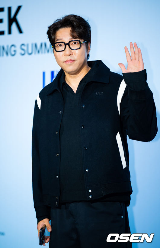 [OSEN=민경훈 기자] 6일 오후 서울 동대문 디자인플라자(DDP)에서 ‘2024 S/S 서울패션위크’ 포토월 행사가 열렸다.유튜버 대도서관이 포토월에서 포즈를 취하고 있다.  2023.09.06 / rumi@osen.co.kr