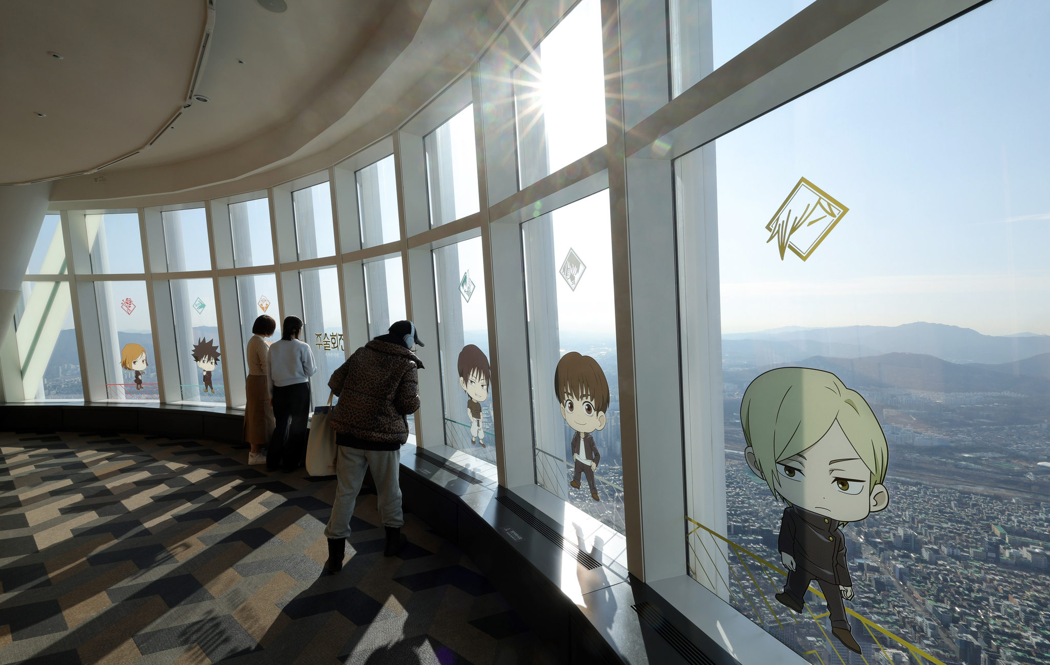 서울스카이가 일본 만화 '주술회전'과 제휴를 맺고 체험공간을 선보였다. 120층 전망대 유리창에 주술회전 캐릭터 스티커가 붙은 모습. 강정현 기자