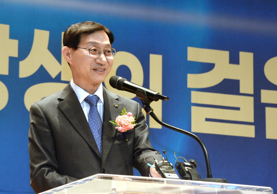 김성주 제19대 국민연금공단 신임 이사장이 17일 전북 전주시 국민연금공단에서 열린 취임식에서 취임사를 하고 있다. 뉴스1