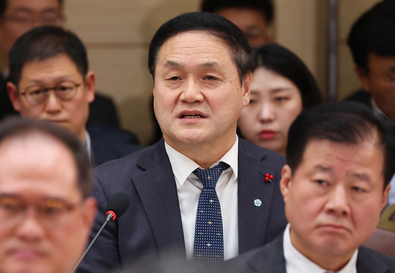 최문규 한국석유공사 기획재무본부장이 17일 정부세종컨벤션센터에서 열린 부처 업무보고에서 이재명 대통령의 질문에 답변하고 있다. 연합뉴스