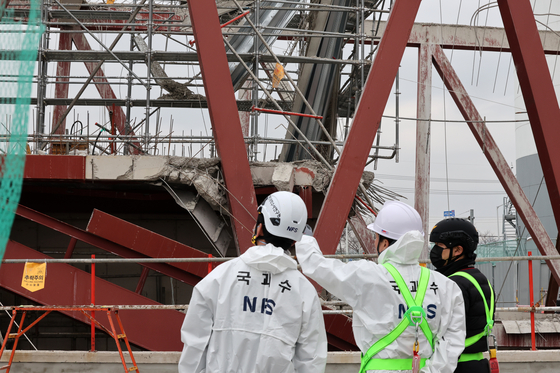 지난 16일 오후 광주 서구 치평동 광주대표도서관 붕괴 사고 현장에서 국립과학수사연구원ㆍ경찰ㆍ고용노동부ㆍ한국산업안전보건공단 등 관계기관이 합동 감식하고 있다.연합뉴스