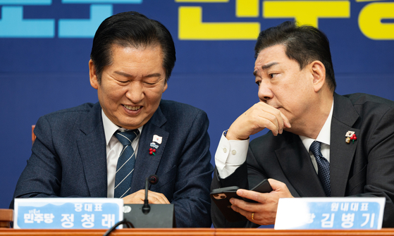 정청래 더불어민주당 대표와 김병기 원내대표가 최고위원회의에서 대화하고 있다. 뉴스1