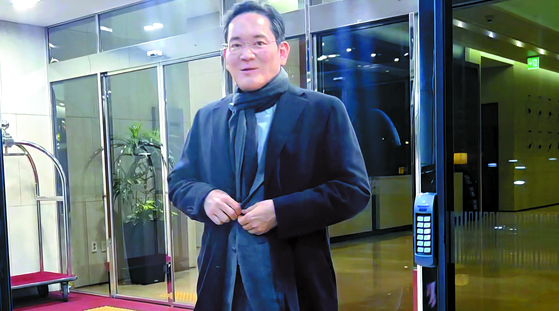 이재용 삼성전자 회장이 미국 출장을 마치고 지난 15일 서울 강서구 김포공항을 입국하고 있다. 연합뉴스