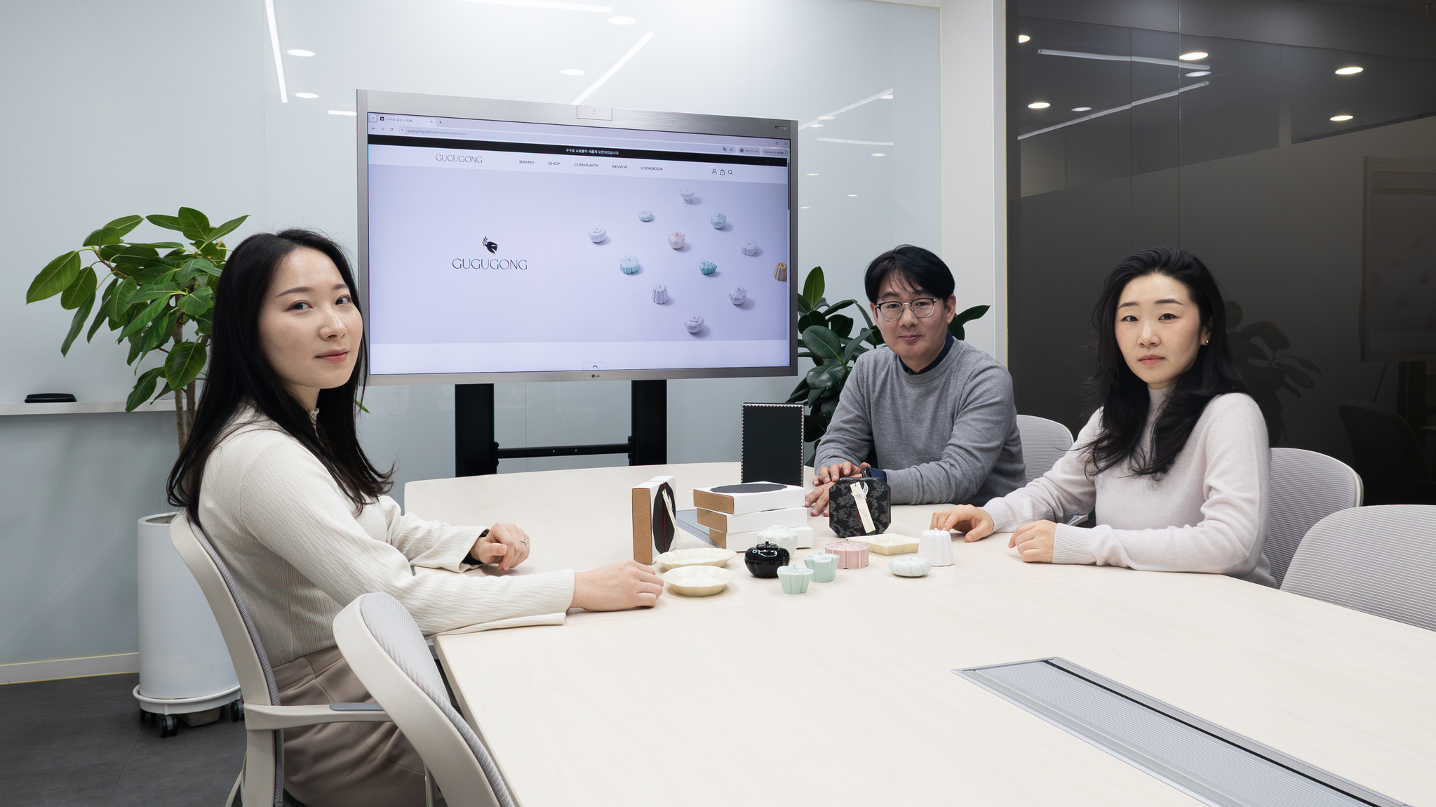 〈사진3. 브랜드 키 비주얼 및 자사몰 구축 전략을 논의하고 있는 구구공과 공급기업(베르크, 원스인터랙티브) 관계자들〉