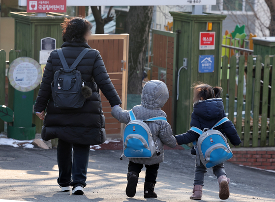 지난해 육아휴직자는 20만6226명으로 전년보다 4%(8008명) 늘었다. 특히 남성 육아휴직자가 6만117명으로 전년보다 18.3%(9302명) 늘었다. 서울시내 한 어린이집에서 어린이들이 등원하고 있다. 뉴스1