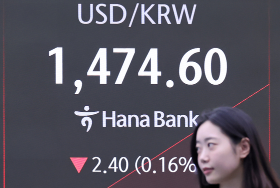 17일 오전 서울 중구 하나은행 딜링룸 전광판에 표기된 원달러 환율이 1474원대를 보이고 있다. 뉴스1