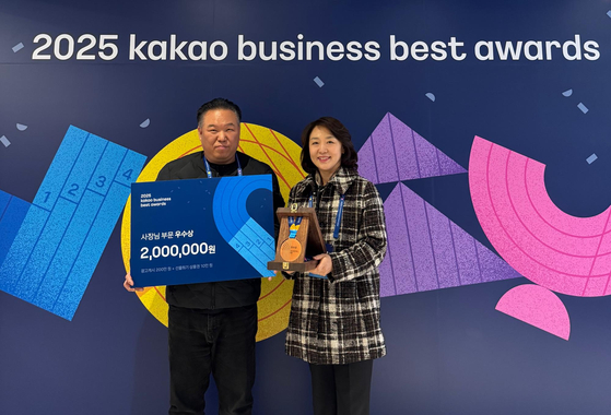 카카오비즈니스 베스트 어워즈에서 수상한 드림오피스유통의 김소희 대표(우)와 전제웅 상무(좌)