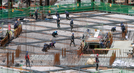 경기 부진의 골이 깊어지면서, 건설사를 중심으로 부실징후기업의 수가 급증하고 있다. 뉴스1