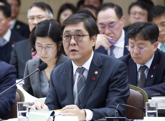 최휘영 문화체육관광부 장관이 16일 정부세종컨벤션센터에서 이재명 대통령에게 업무보고를 하고 있다. 사진 대통령실통신사진기자단