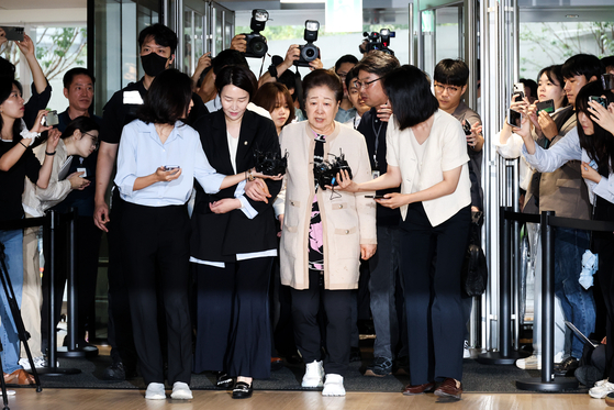 한학자 통일교 총재가 지난 9월 17일 서울 종로구 KT광화문빌딩에 마련된 김건희 여사의 의혹을 수사하는 민중기 특별검사팀 사무실에 출석하고 있다.   연합뉴스