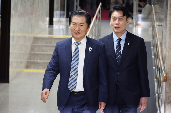 정청래 더불어민주당 대표(왼쪽)가 16일 오후 국회에서 열린 비공개 의원총회에 한민수 당대표 비서실장과 함께 참석하고 있다. 임현동 기자