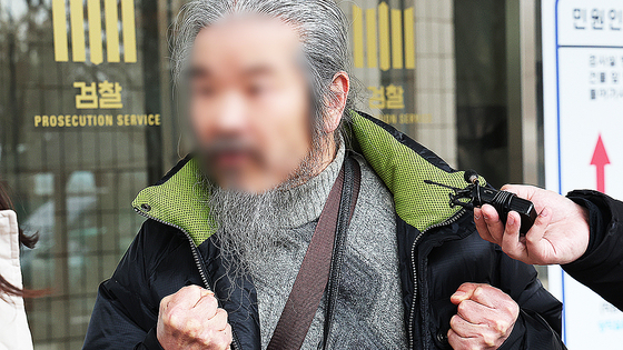 야간외출 제한 명령을 어기고 집을 나섰다 적발돼 전자장치 부착 등에 관한 법률 위반 혐의로 불구속 기소된 아동 성범죄자 조두순이 2024년 3월 11일 오전 경기도 안산시 수원지방법원 안산지원에서 열린 첫 공판을 마치고 나오며 취재진 질문에 답하고 있다. 연합뉴스