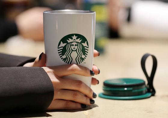 서울시내 한 스타벅스 매장에서 한 시민이 개인용 컵을 이용해 커피를 마시고 있다. 뉴스1