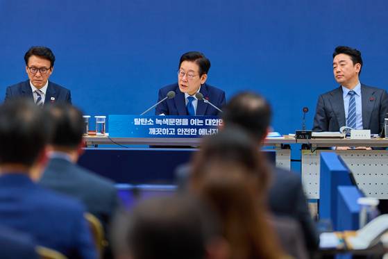 이재명 대통령이 17일 정부세종컨벤션센터에서 열린 기후부(기상청)·원안위 업무보고에 참석해 있다. 대통령실 제공