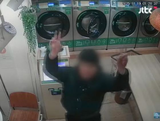 서울 한 무인 빨래방에서 절도를 저지른 뒤 폐쇄회로(CC)를 향해 ‘브이’ 포즈를 취하고 있는 남중생. 사진 JTBC ‘사건반장’ 캡처