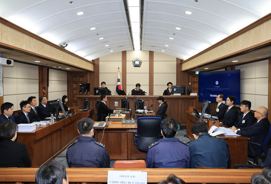 국민의힘 권성동 의원이 지난달 3일 서울 서초구 서울중앙지법에서 열린 통일교로부터 불법 정치자금을 수수한 혐의 사건 1차 공판에 출석해 재판을 기다리고 있다. 연합뉴스