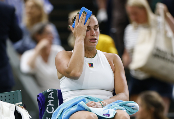 경기 중 쿨링팩을 사용하는 사발렌카 EPA=연합뉴스