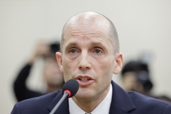 해롤드 로저스 쿠팡 임시 대표가 17일 서울 여의도 국회 과학기술정보방송통신위원회에서 열린 쿠팡 침해사고 관련 청문회에서 의원 질의에 답변하고 있다. 뉴스1