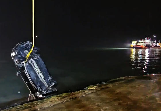 지난 6월 2일 오후 전남 진도군 임회면 진도항 인근 해상으로 빠진 일가족 탑승 차량이 인양되고 있다. 연합뉴스