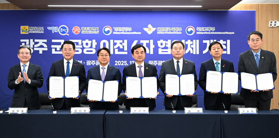 17일 오전 광주 서구 광주도시공사에서 열린 '광주 군 공항 이전 6자 협의체' 1차 회의에서 참석 내빈들이 공동 발표문에 서명하고 있다.   이날 회의에서는 광주 군·민간 공항을 무안으로 통합 이전하는 합의문이 도출됐다.   왼쪽부터 김용범 대통령실 정책실장, 김영록 전남지사, 강기정 광주시장, 안규백 국방부 장관, 김산 전남 무안군수, 구윤철 부총리 겸 기획재정부 장관, 강희업 국토교통부 2차관. 연합뉴스