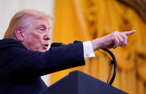 도널드 트럼프 미국 대통령이 16일(현지시간) 미국 워싱턴 백악관 이스트룸에서 열린 유대교 명절인 하누카 리셉션에서 연설하며 손짓하고 있다. 로이터=연합뉴스