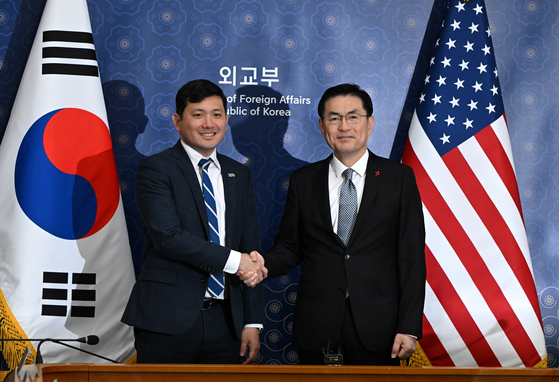 정연두 외교전략정보본부장(오른쪽)과 케빈 김 주한미국대사대리가 16일 서울 종로구 외교부 청사에서 열린 ‘한·미 정상회담 조인트 팩트시트 후속 협의’에서 악수하는 모습. 공동취재단=연합뉴스.