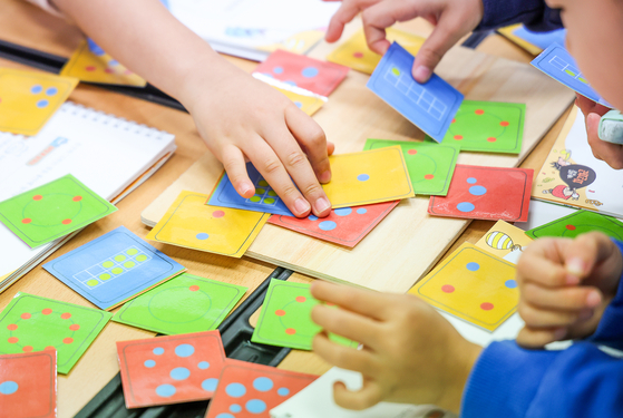 CMS 대치영재교육센터에서 7세 어린이가 사고력 수학 수업을 하고 있다. 우상조 기자