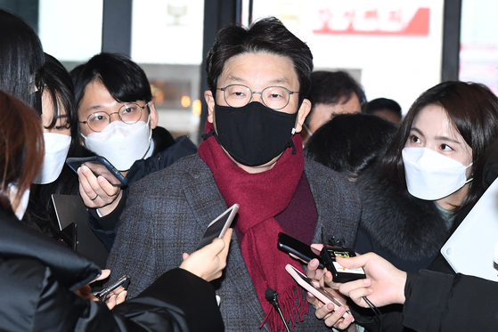 권성동 의원이 2022년 1월 5일 오전 서울 여의도 국민의힘 중앙당사에 들어서고 있다. 이날 권 의원은 윤영호 전 통일교 세계본부장과 점심에 여의도 한 중식당에서 만났다. 국회사진기자단