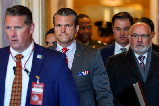 미국 국방장관 피트 헤그세스가 16일(현지시간) 미국 워싱턴 의회에서 베네수엘라 상황에 관한 상원의원을 대상으로 한 비공개 브리핑에 참석하기 위해 도착하고 있다. 로이터=연합뉴스