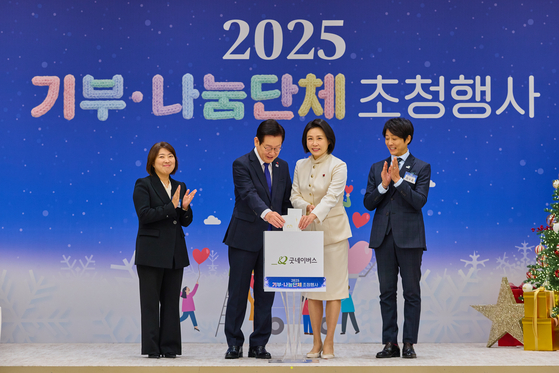 이재명 대통령과 김혜경 여사가 16일 용산 대통령실에서 열린 2025년 기부·나눔단체 초청행사에서 굿네이버스에 성금을 전달하고 있다. 왼쪽부터 전미선 굿네이버스 사무총장, 이 대통령, 김 여사, 최수종 나눔대사. 뉴스1