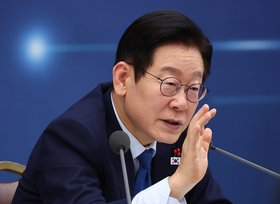 이재명 대통령이 17일 정부세종컨벤션센터에서 열린 산업부·중기부·지재처 업무보고에서 김용선 지식재산처장에게 질문하고 있다. 연합뉴스