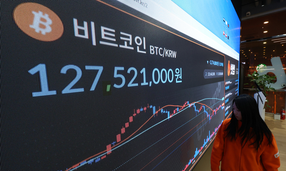 16일 서울 강남구 빗썸 라운지 전광판에 비트코인 시세가 나타나고 있다. 뉴스1