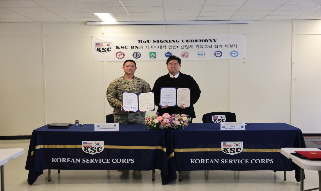 ▲서울디지털대(우측 송도형 입학관리팀장)와 미8군 지원단(KSC BN, Korean Service Corps BN, 좌측 대대장 마이클 오 중령)은 12일 상호발전과 우수인재 양성을 위한 ‘산업체위탁교육 협약’을 체결했다. [사진제공=서울디지털대]