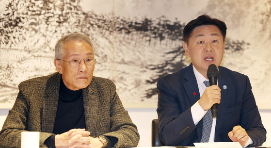 17일 열린 칼라문화재단의 사업설명 기자간담회엔 김관영 전북지사(오른쪽)도 함께했다. 김 전북지사는 군산이라는 도시의 지리적 역사를 언급하며 "칼라의 출범 취지에 동의한다"고 말했다. 변선구 사진선임기자