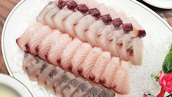 전남 해남 ‘이학식당’의 삼치회 차림이다. 붉은 살이 뱃살이고 검은 살이 등살이다. 겨울이면 남도 갯마을은 삼치를 회로 즐긴다. 