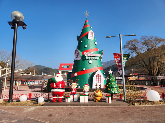 지난 17일 경북 봉화군 소천면 분천리 분천산타마을에 대형 트리가 설치돼 있다. 김정석 기자